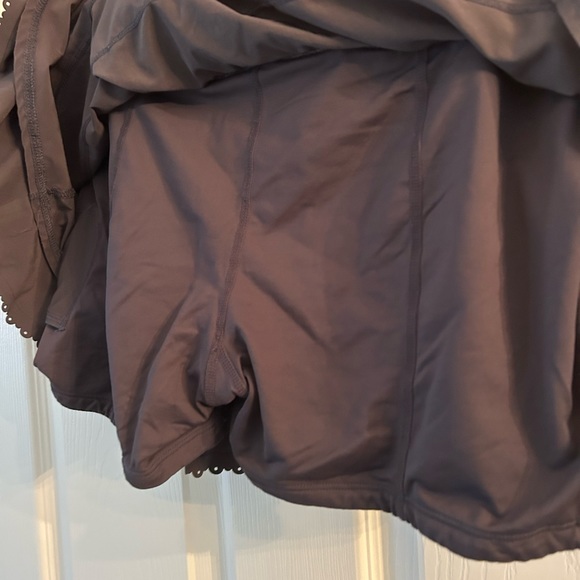 Lululemon weightless skirt - Picture 4 of 5